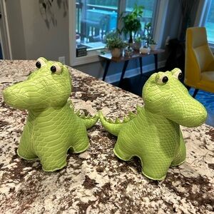 Alligator bookends